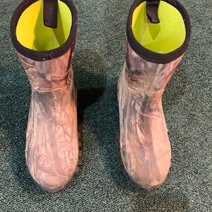 Kids size 2.5 rain duck boots